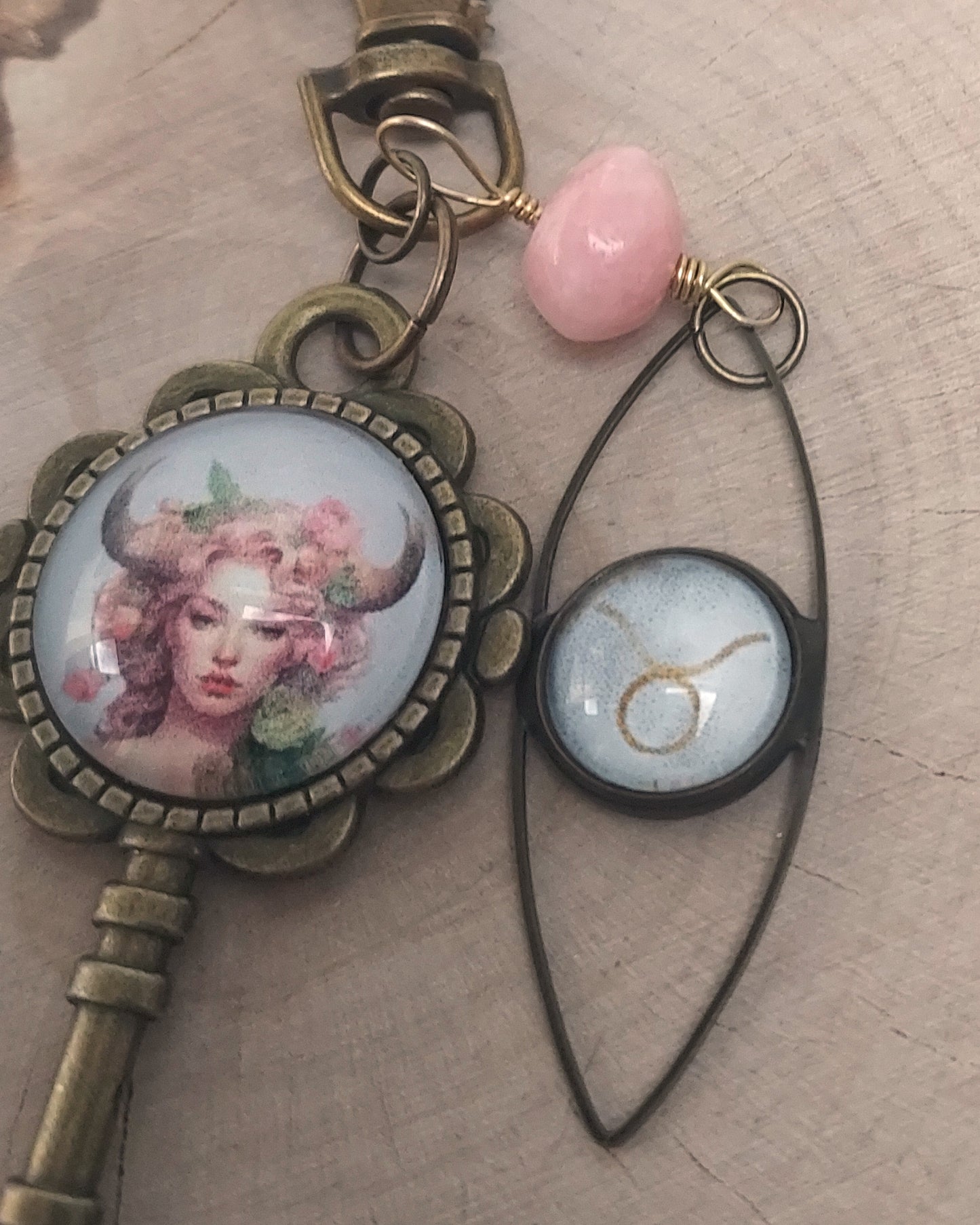 Pampille cabochon en verre originale et artisanale