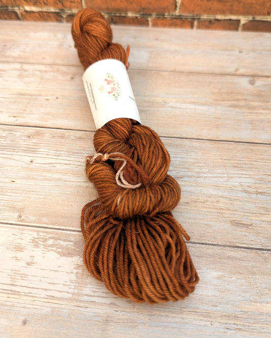 🧵 Mini écheveau teint à la main - Socquettes Evangéline