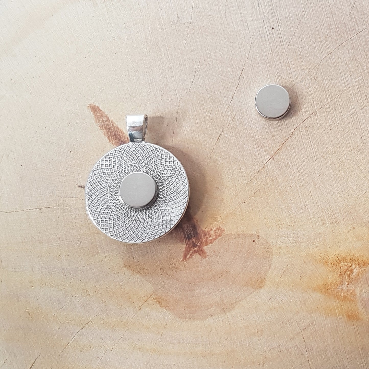 Embroiderer's Magnet (or Magnet) Frosted Wood