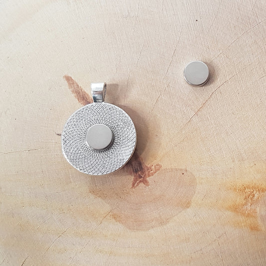 Embroiderer's Magnet (or Magnet) Frosted Wood