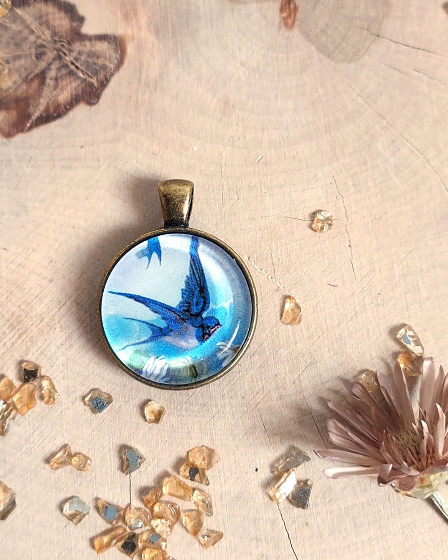 Embroiderer's magnet (or Magnet) Swallows