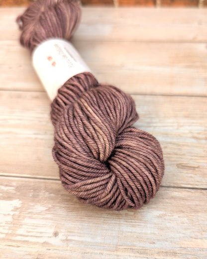 🧵 Mini écheveau teint à la main - Mérinos Bois de Rose