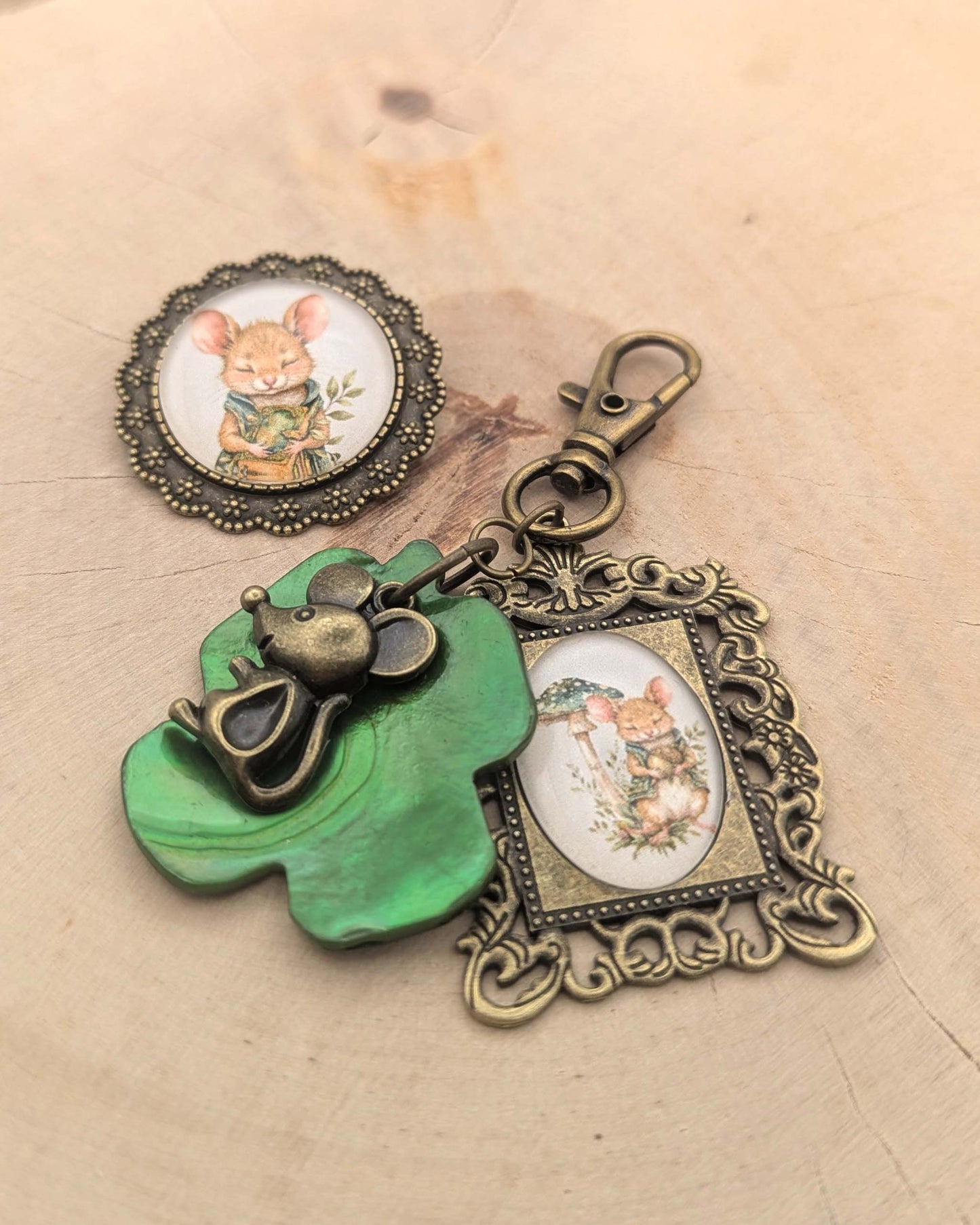 🎀 Broche – La Bibliothèque de Mousse