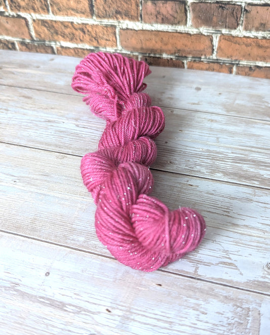 🧵 Mini écheveau teint à la main - Chaussette à paillettes Pivoine