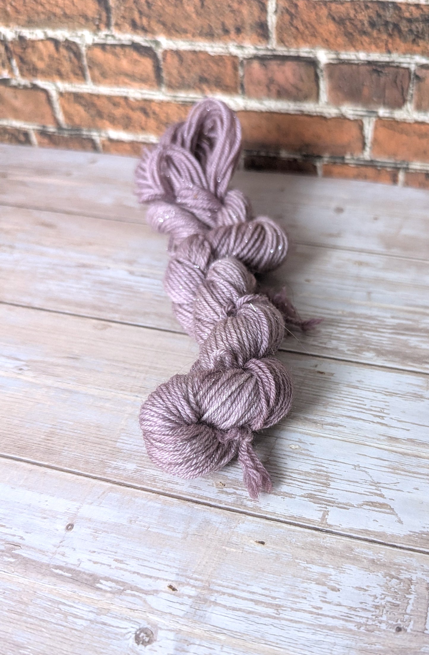 🧵 Mini écheveau teint à la main - Chaussettes à paillettes Violette Fanée