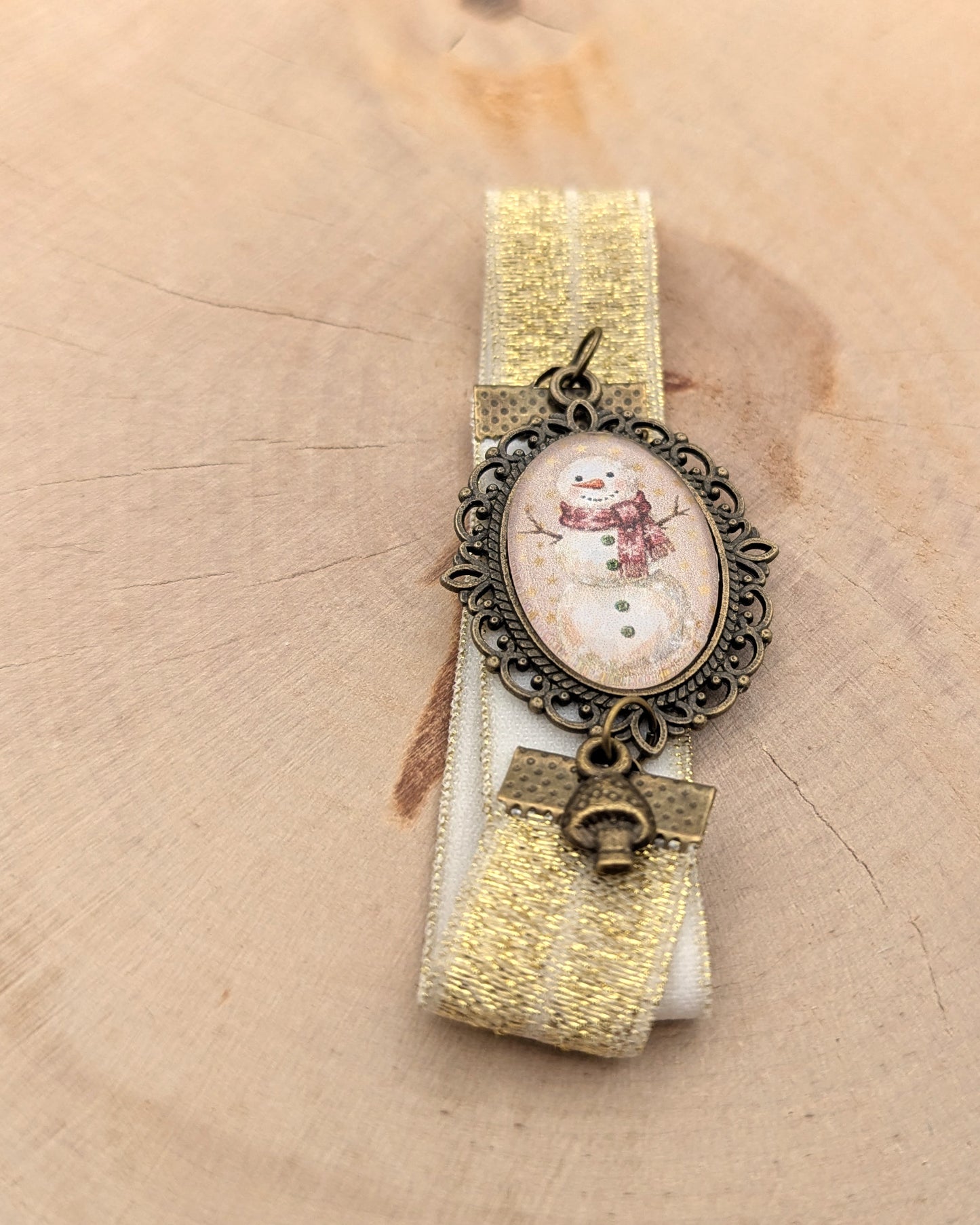 📖 Marque-page cabochon – Flocons et Pompon