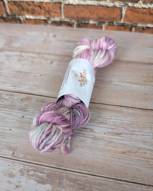🧵 Mini écheveau teint à la main - Chaussettes à paillettes Tulipe Shirley
