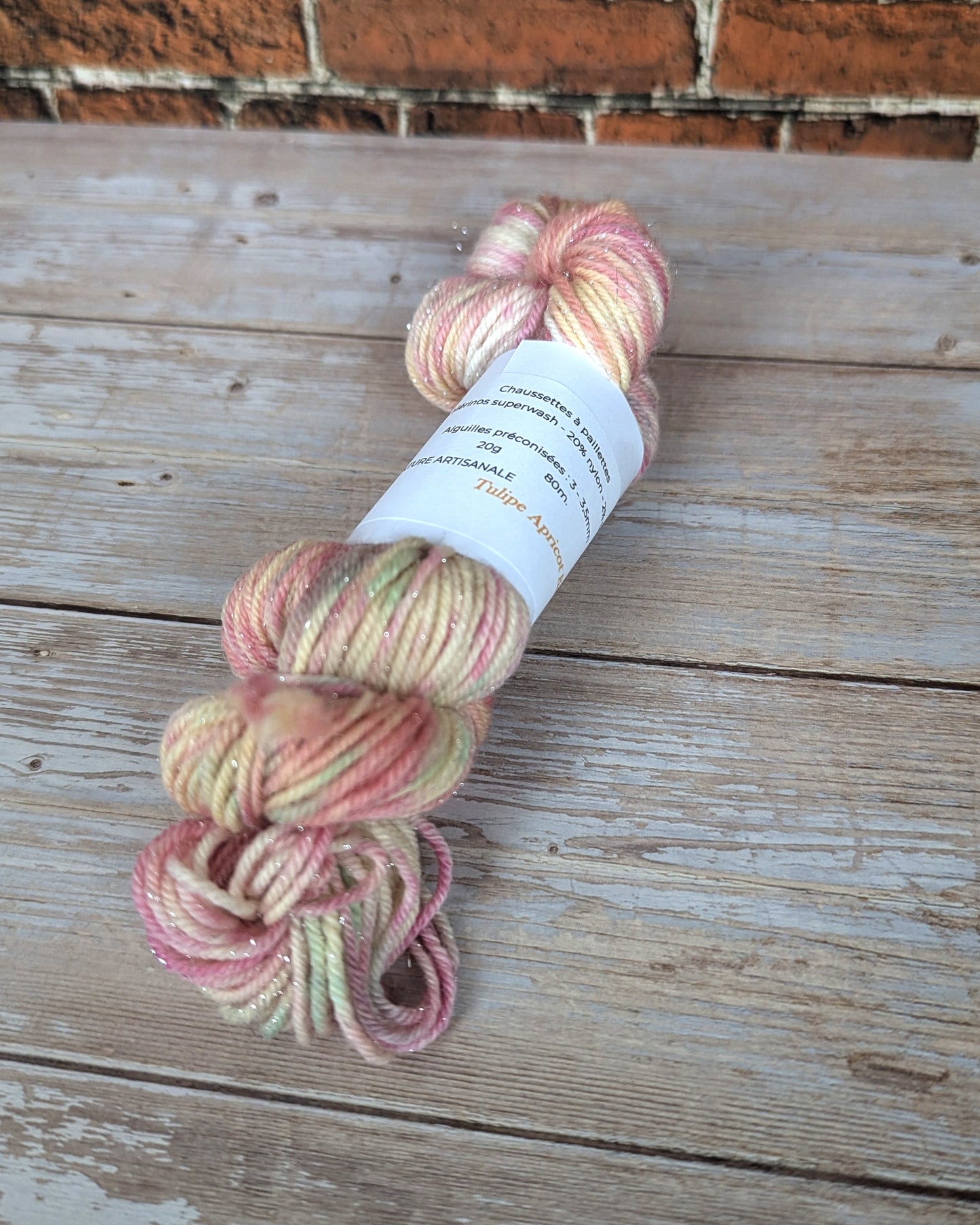 🧵 Mini écheveau teint à la main - Chaussettes à paillettes Tulipe Apricot Beauty