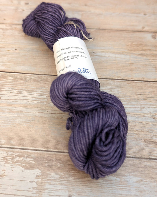 🧵 Mini écheveau teint à la main - Mérinos Poudre Violette