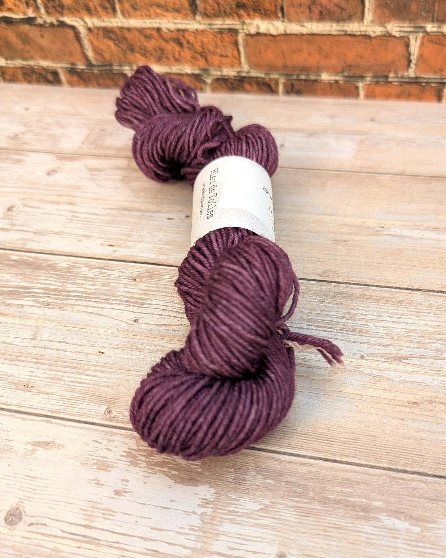 🧵 Mini écheveau teint à la main - Mérinos Prune