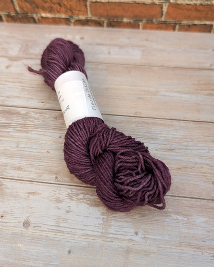 🧵 Mini écheveau teint à la main - Mérinos Prune