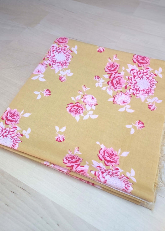 Tissu Patchwork Tilda Fleurs rose sur fond moutarde